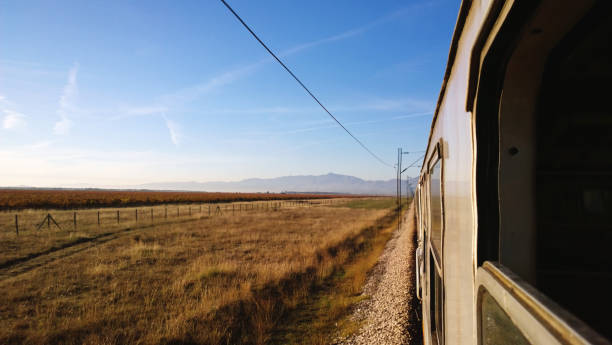 從火車窗外的景色在過往的田野和晨霧。選擇性焦點。運動中的幀 - bar 個照片及圖片檔