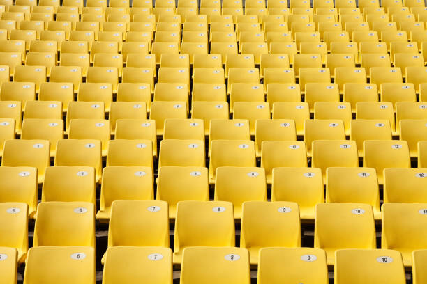 jaunes sièges dans le stade - empty seat photos et images de collection