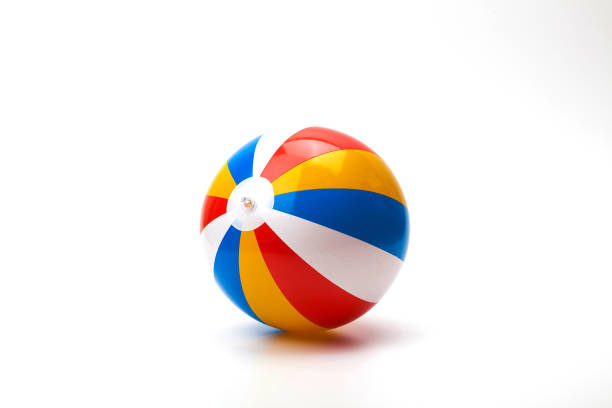 einzelne bunte aufblasbare pvc-beach-ball zu isolieren - beach ball toy inflatable red stock-fotos und bilder