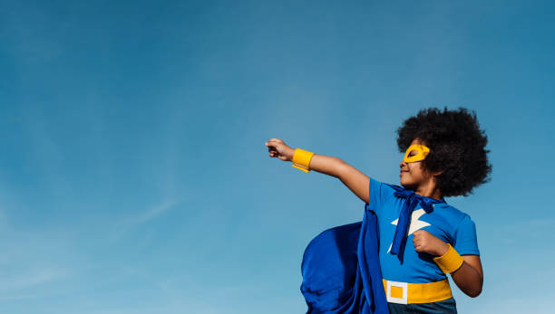 mädchen mit afro superhelden zu spielen - verkleidung kleidung stock-fotos und bilder