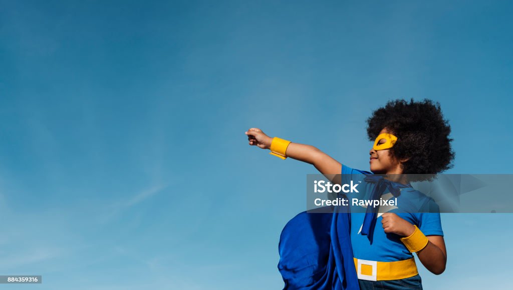 Ragazza con afro che interpreta il supereroe - Foto stock royalty-free di Bambino