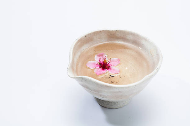 흰색 세라믹 그릇에 분홍색 꽃입니다. 그것에 매 화 꽃 - flower cherry cup tea 뉴스 사진 이미지