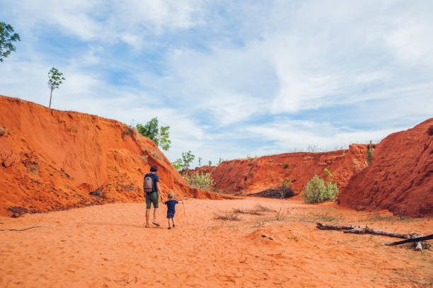 vater und sohn reisende in roten canyon in der nähe von mui ne, südvietnam. reisen mit kindern-konzept - 2841 stock-fotos und bilder