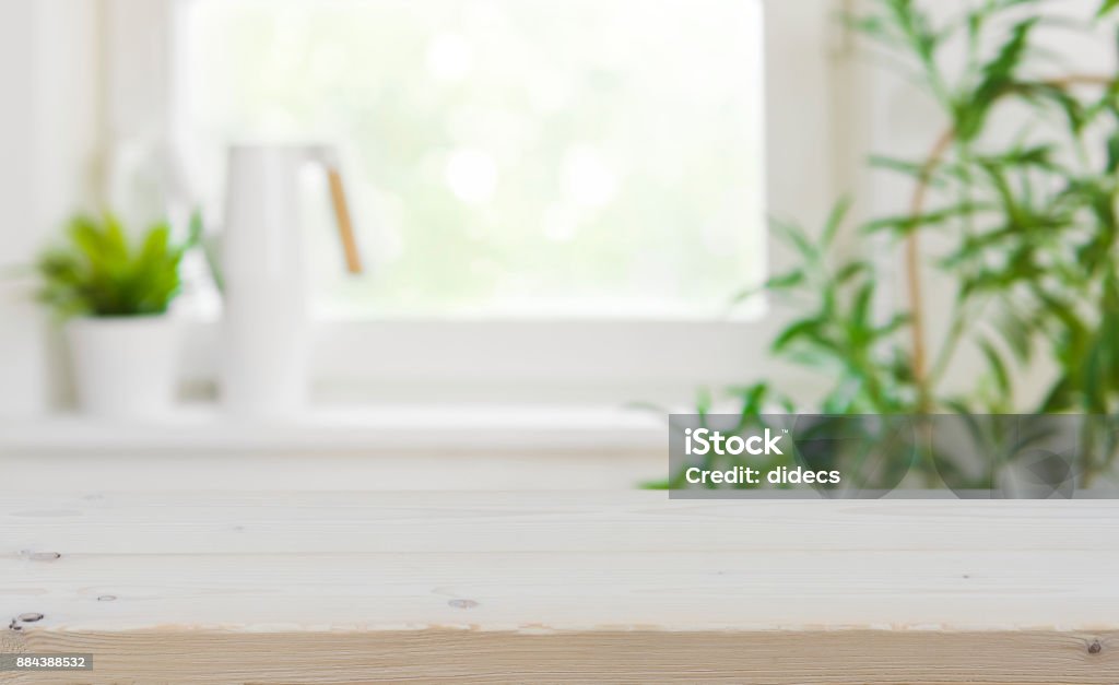 Mesa de madeira com espaço de cópia sobre fundo de janela cozinha turva - Foto de stock de Plano de Fundo royalty-free