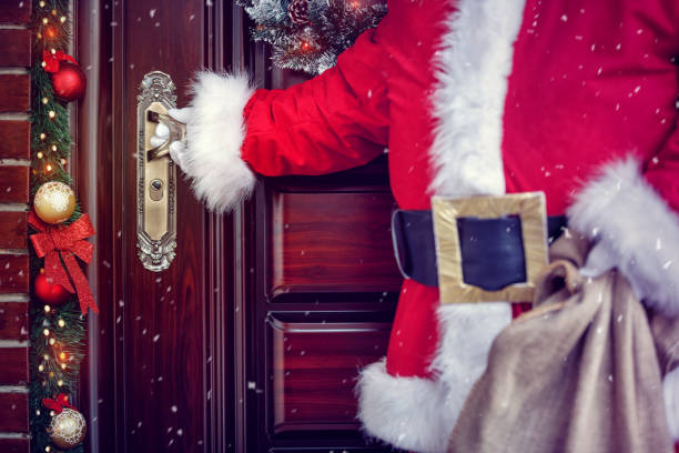 サンタ クロースの家の中に入るという概念をクローズ アップ - christmas ball christmas ornament human hand ストックフォトと画像