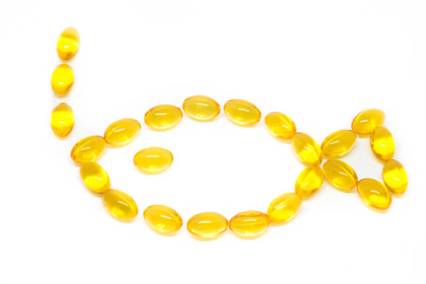 capsule omega 3 per il concetto di dieta su sfondo bianco - cod liver oil fish oil capsule yellow foto e immagini stock