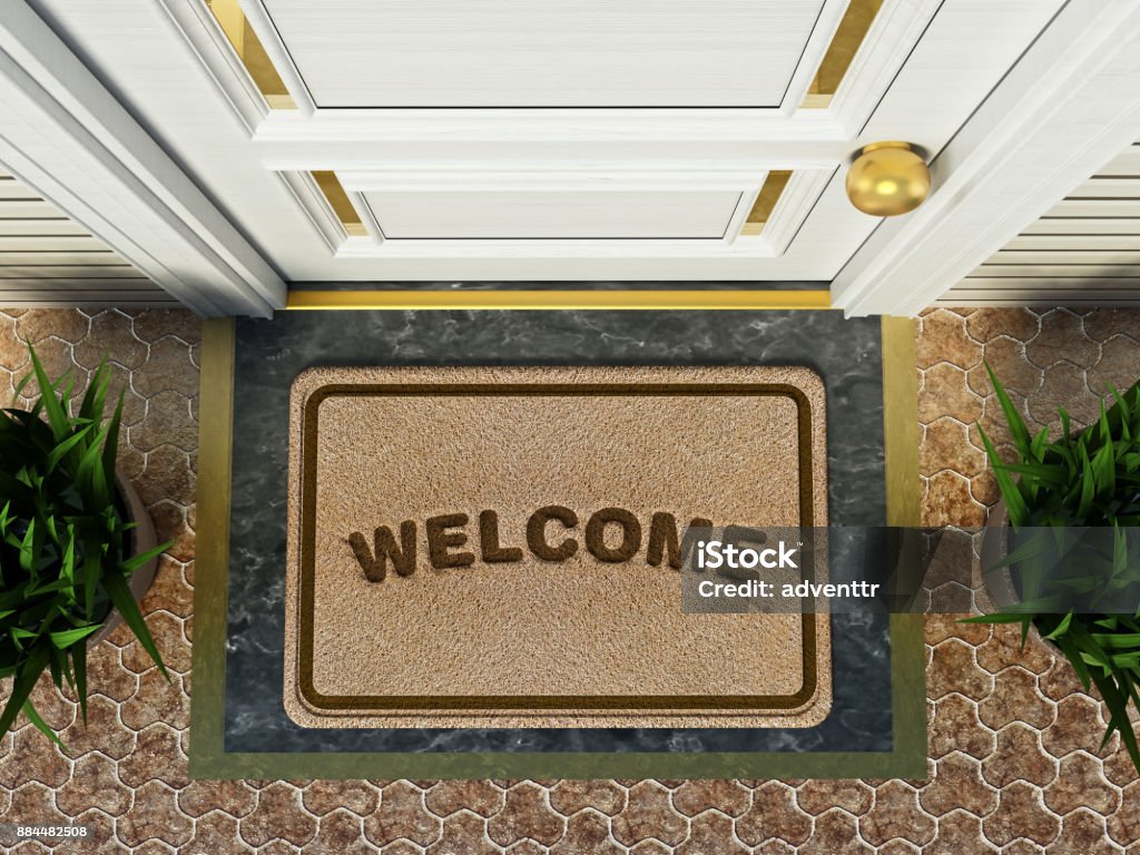 Paillasson avec commandes mot de bienvenue devant la porte de la maison - Photo de Paillasson libre de droits