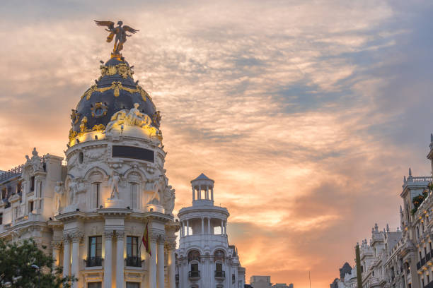 centro di madrid in gran via principale dello shopping con semaforo durante il tramonto al crepuscolo, spagna. - gran vía foto e immagini stock