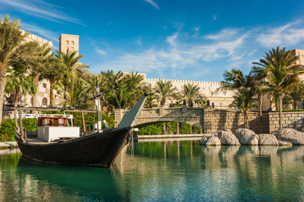 à dubaï, émirats arabes unis - 15 novembre : vue le souk madinat jumeirah - madinat jumeirah hotel photos et images de collection