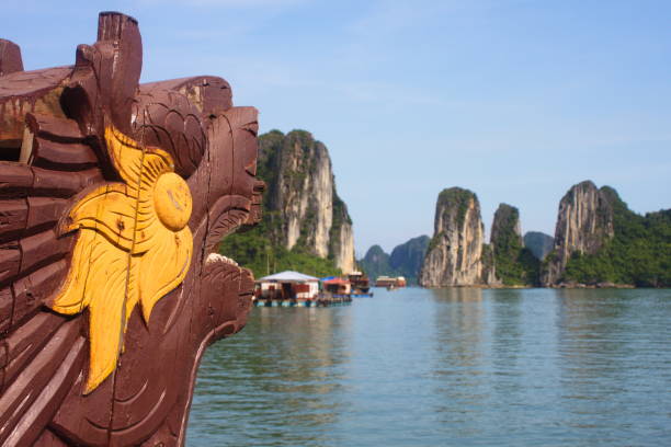 reisen sie in der halong bay. das meer und blauer himmel auf dem boot. halong-stadt, vietnam. 6. august 2011. - halong bay stock-fotos und bilder