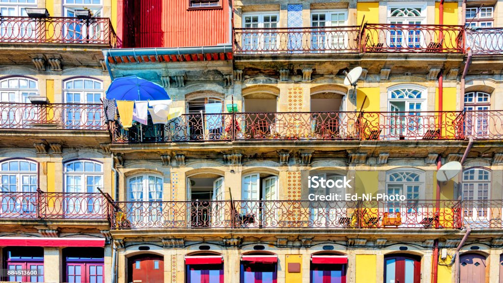 Dettaglio di facciate e balconi colorati a Porto, Portogallo - Foto stock royalty-free di Affascinante