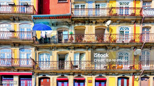 Dettaglio Di Facciate E Balconi Colorati A Porto Portogallo - Fotografie stock e altre immagini di Affascinante