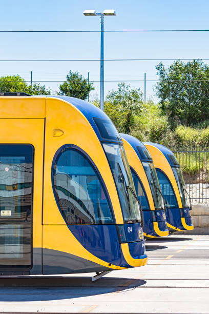 drei gold coast light rail straßenbahnen im depot abgestellt - power cable photography vertical nobody stock-fotos und bilder