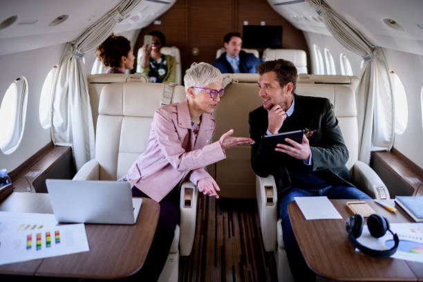 personnes à l’intérieur de l’avion privé - upper class audio photos et images de collection