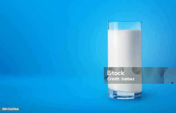 Glas Melk Op Blauwe Achtergrond Stockfoto en meer beelden van Melk - Melk, Glas - Serviesgoed, Glas - Materiaal