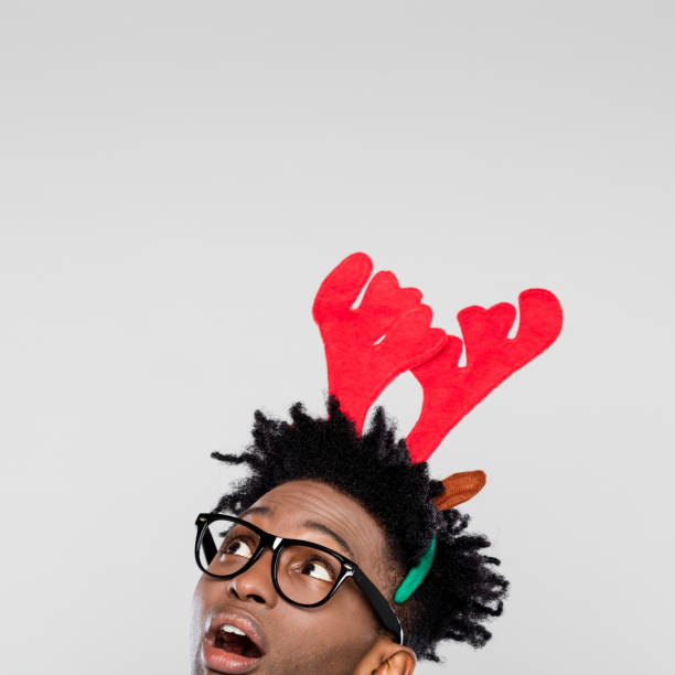 рождественский портрет удивленный ботаник человек носить оленей повязку гор, крупным планом лица - gasping series emotional series human face стоковые фото и изображения