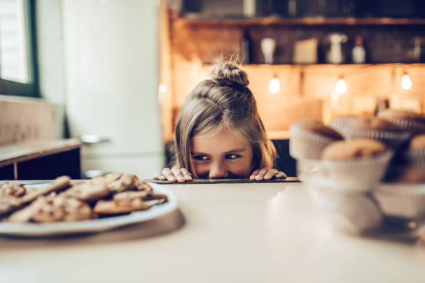 ragazzina in cucina. - little cakes foto e immagini stock