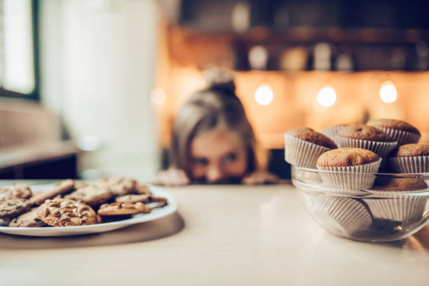 niña en cocina. - baking lifestyles beautiful cookie fotografías e imágenes de stock