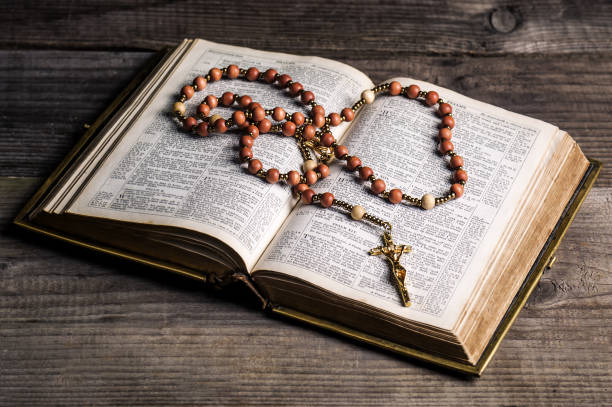 rosario en la vieja biblia - rosario fotografías e imágenes de stock