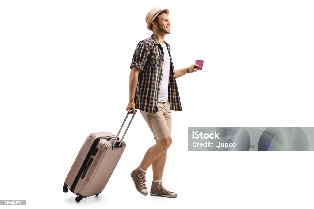 Touristique avec un passeport et une valise à pied - Photo de Valise libre de droits