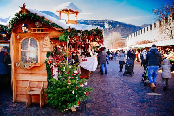 mercado de natal tradicional. - trento - fotografias e filmes do acervo