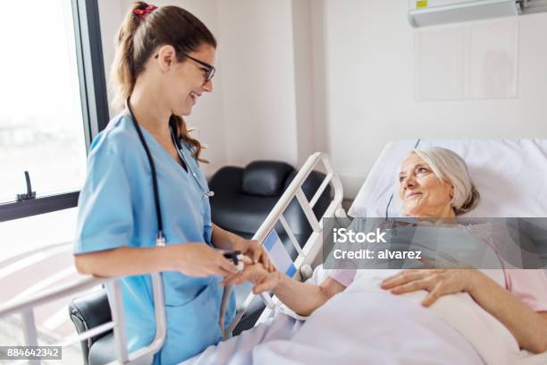 看護師の年配の女性の指に調整 Oxymeter - 病院のストックフォトや画像を多数ご用意 - 病院, 看護師, ベッド