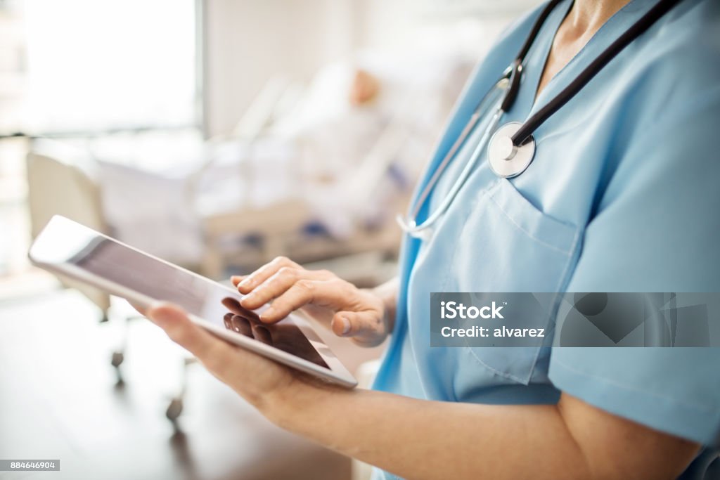 Mittelteil mit TabletPC im Krankenhaus Krankenschwester - Lizenzfrei Krankenpflegepersonal Stock-Foto