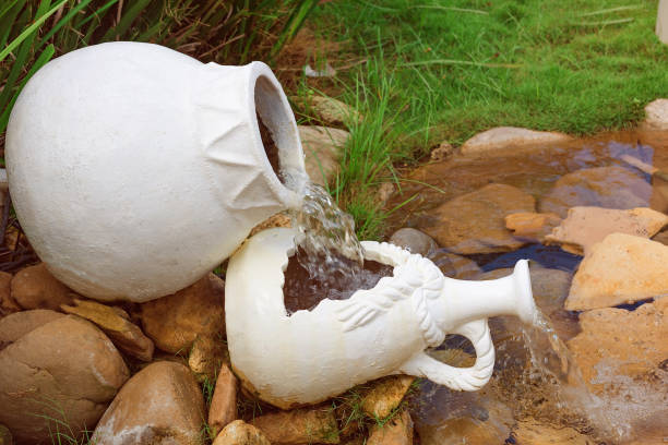 白い古い滝投手 - jug pitcher pottery old ストックフォトと画像