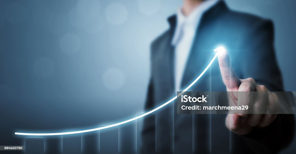 Desarrollo de negocios con éxito y creciente concepto de crecimiento, plan de crecimiento futuro de la empresa de empresario señalando flecha gráfica - Foto de stock de Crecimiento libre de derechos