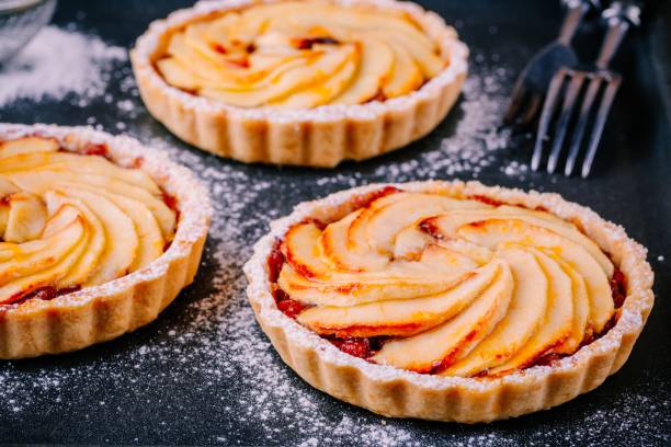 tartas de manzana tartas tradicionales - tart dessert tray bakery fotografías e imágenes de stock