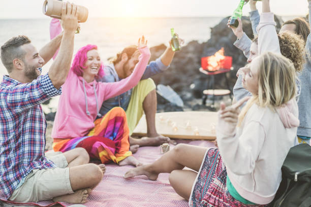 grupa szczęśliwych przyjaciół, którzy tańczą razem na grillu - dorosły surfer słucha muzyki z głośnika i pije piwo - skup się na twarzy lewego człowieka - zabawa, wakacje i koncepcja przyjaźni - speaker grille audio zdjęcia i obrazy z banku zdjęć