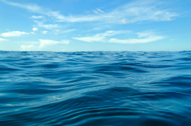 onde oceaniche dal vicino con cielo blu - sea foto e immagini stock