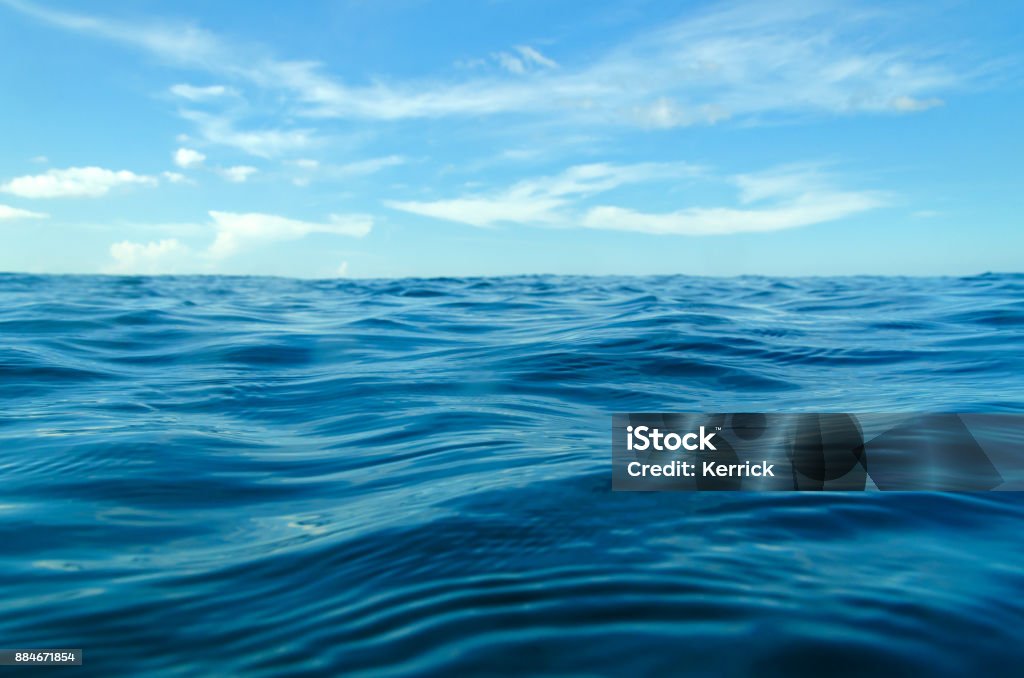 Okyanus dalgaları yakınındaki mavi gökyüzü ile - Royalty-free Deniz Stok görsel