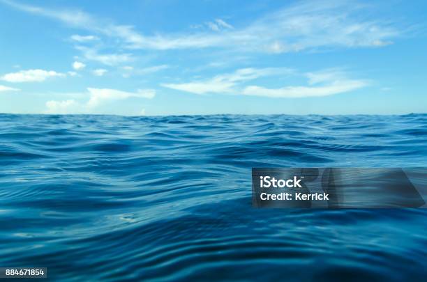 Okyanus Dalgaları Yakınındaki Mavi Gökyüzü Ile Stok Fotoğraflar & Deniz‘nin Daha Fazla Resimleri - Deniz, Su, Dalga