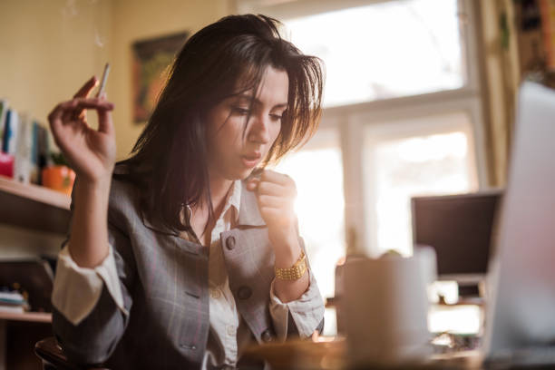 tos de los cigarrillos. - modo de vida no saludable fotografías e imágenes de stock