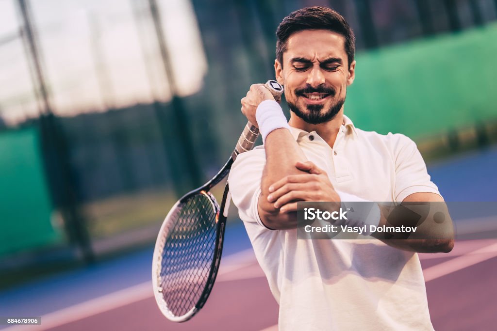 Hombre en la cancha de tenis. - Foto de stock de Codo libre de derechos