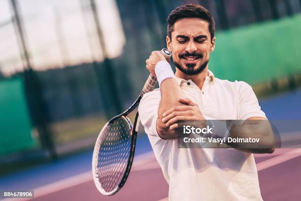 Foto de Homem Na Quadra De Tênis e mais fotos de stock de Cotovelo - Cotovelo, Tênis - Esporte de Raquete, Dor