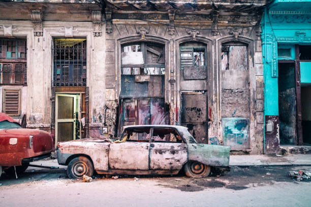 stary uszkodzony samochód, hawana, kuba - house car burnt accident zdjęcia i obrazy z banku zdjęć