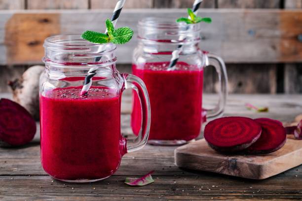 batido de remolacha de desintoxicación saludable con semillas de chia en un tarro de masón en un fondo de madera - fresh juice fotografías e imágenes de stock