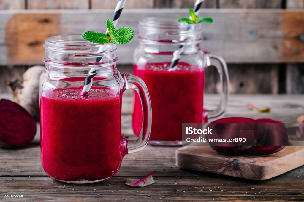 smoothie betterave detox sain avec des graines de clerbois dans un bocal à conserves sur un fond en bois - Photo de Jus libre de droits