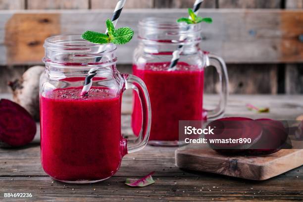 Photo libre de droit de Smoothie Betterave Detox Sain Avec Des Graines De Clerbois Dans Un Bocal À Conserves Sur Un Fond En Bois banque d'images et plus d'images libres de droit de Jus