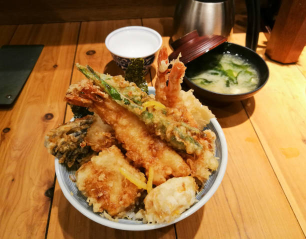 istock Full bowl of Japanese crispy mixed tempura on rice set 884722730