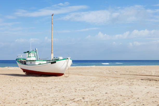 barcos de pesca varados en la playa - løkken fotografías e imágenes de stock