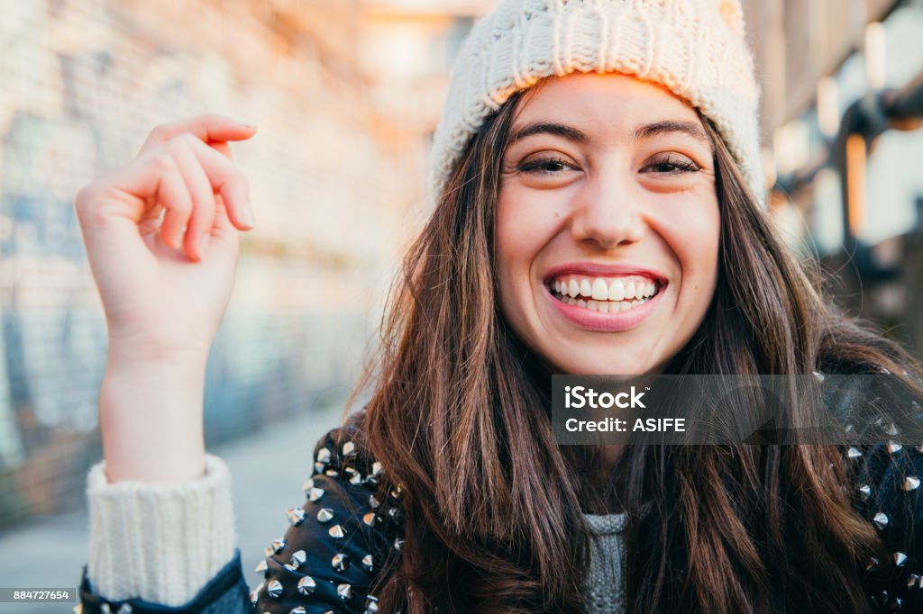 Fille riante avec capuchon en laine - Photo de Hiver libre de droits