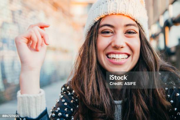 모직 모자와 함께 웃는 소녀 겨울에 대한 스톡 사진 및 기타 이미지 - 겨울, 미소, 여자