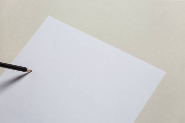 folha de papel e lápis preto sobre um fundo verde-oliva, vista superior em branco. conceito de minimalismo escritório espaço criatividade - sheet adhesive note paper note pad - fotografias e filmes do acervo