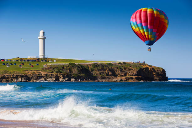 balon na plaży w wollongong, nowa południowa walia, australia - hot air balloon landscape sunrise mountain zdjęcia i obrazy z banku zdjęć