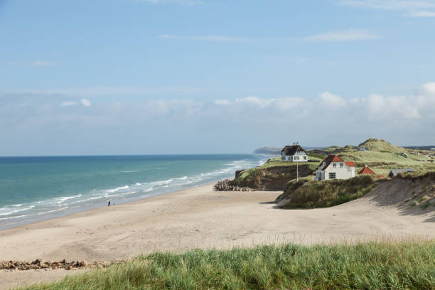 casa junto al mar - dinamarca fotografías e imágenes de stock