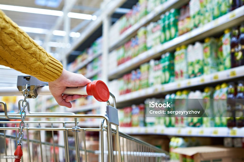 Käufer übergeben auf Warenkorb im Shop - Lizenzfrei Supermarkt Stock-Foto