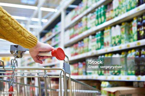 Käufer Übergeben Auf Warenkorb Im Shop Stockfoto und mehr Bilder von Supermarkt - Supermarkt, Geschäft, Einkaufswagen